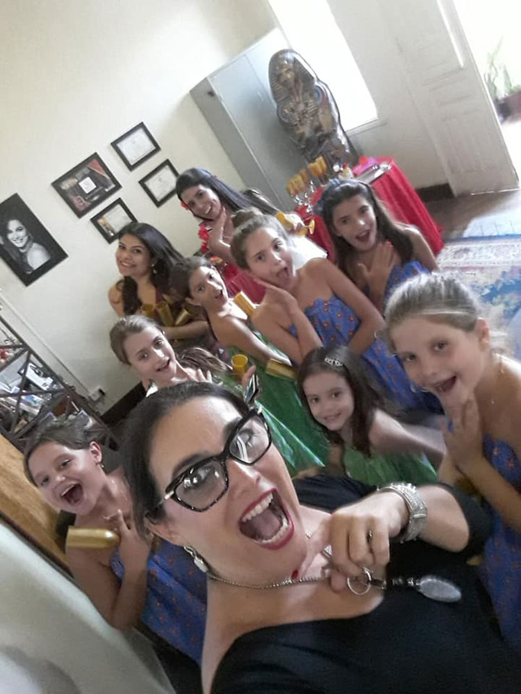 Como Escolher Minha Professora de Dança A importância de encontrar não apenas uma profissional qualificada, mas também uma mentora e amiga.