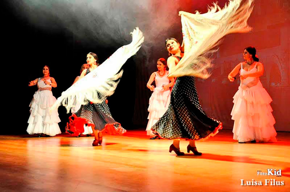 Flamenco: Uma Jornada Cultural e Histórica uma arte que transcende gerações e fronteiras, carregando consigo uma rica história e uma profunda carga emocional.