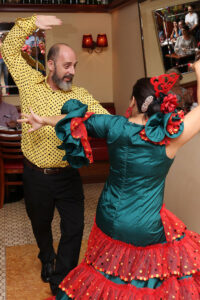 Como a Dança pode Fortalecer Relacionamentos: Casais, Amigos e Famílias Dançando Juntos